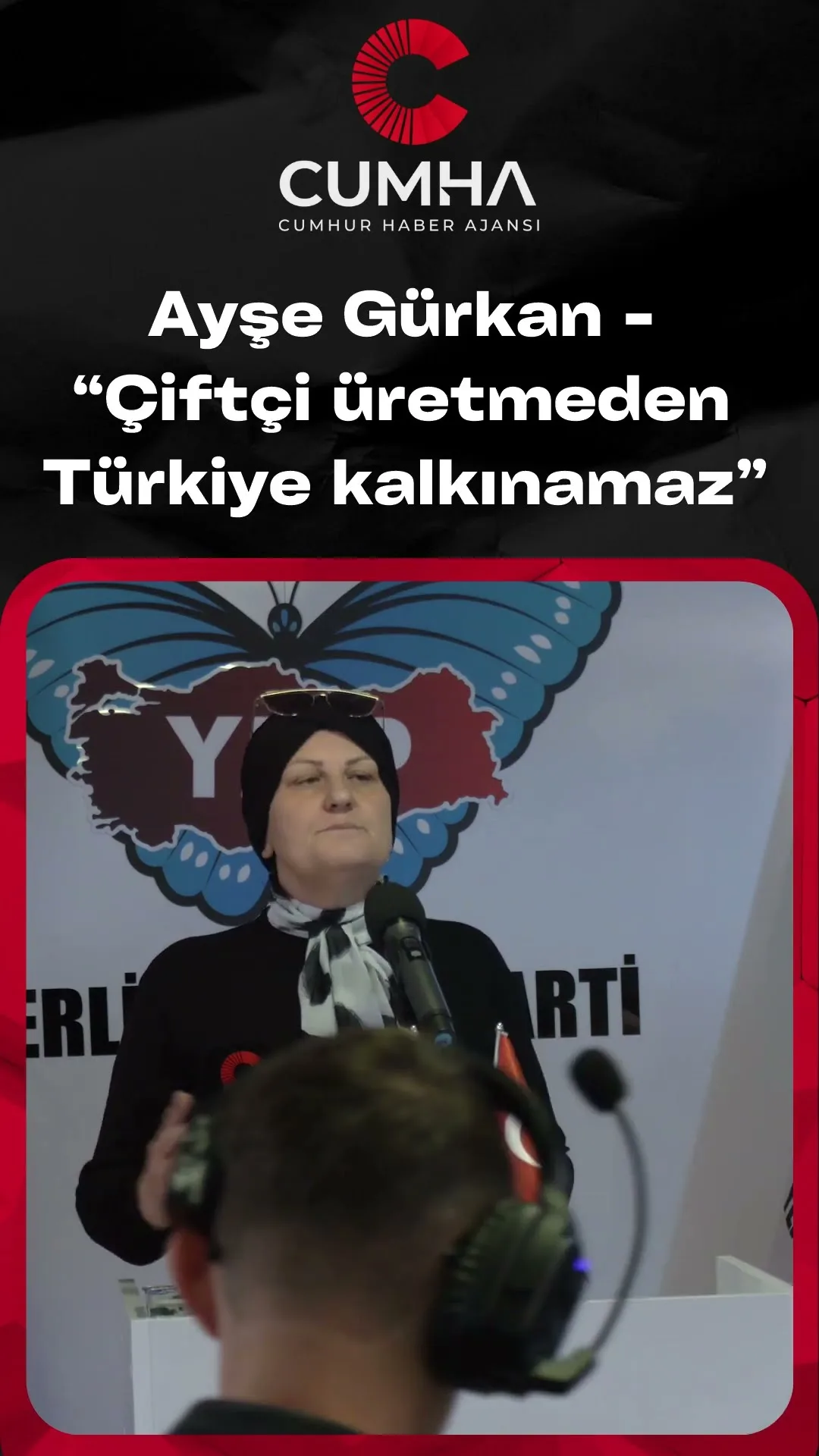 Ayşe Gürkan, arkasında Yerli ve Milli Parti logosu bulunan kürsüde konuşurken